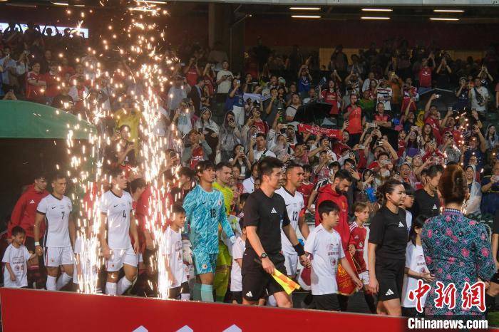 曼联时隔12年再访港 超3.3万球迷冒雨支持