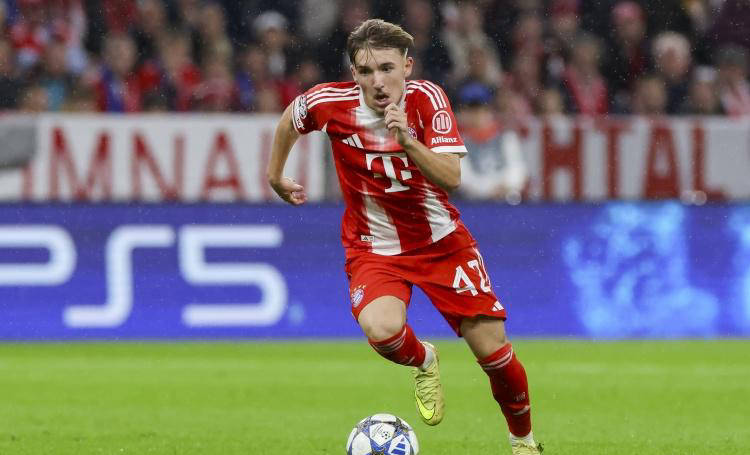 17岁边锋崭露头角：创造欧冠与德甲多项纪录，孔帕尼的支持功不可没